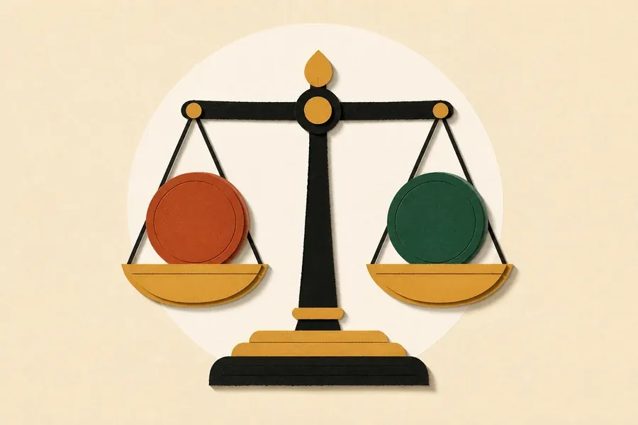 Balance ocre avec deux jetons égaux terre cuite et vert forêt.