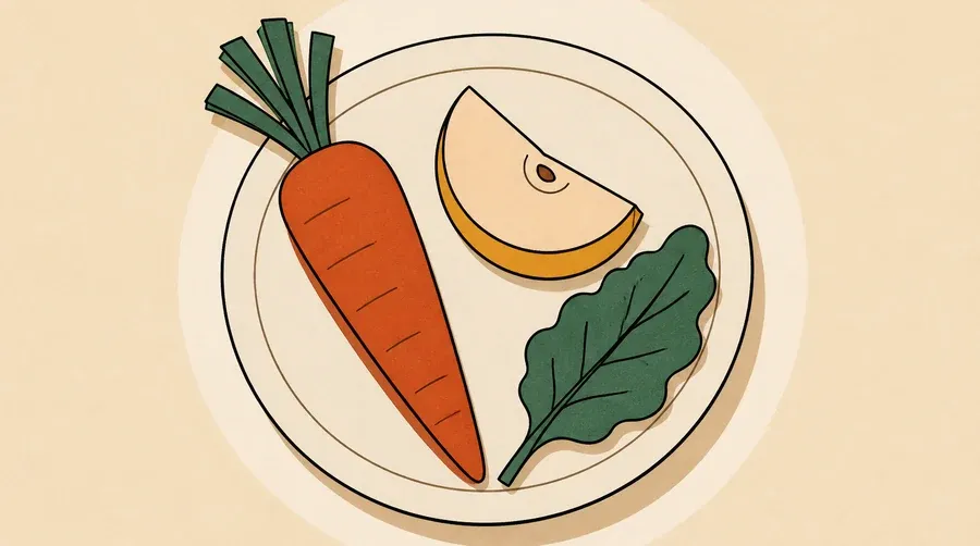 Une assiette crème présente une carotte terre cuite, pomme ocre, feuille sauge.