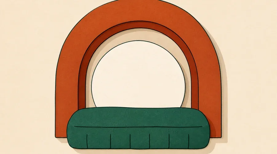 Coussin vert sauge, soleil crème et arche terre cuite apaisants.
