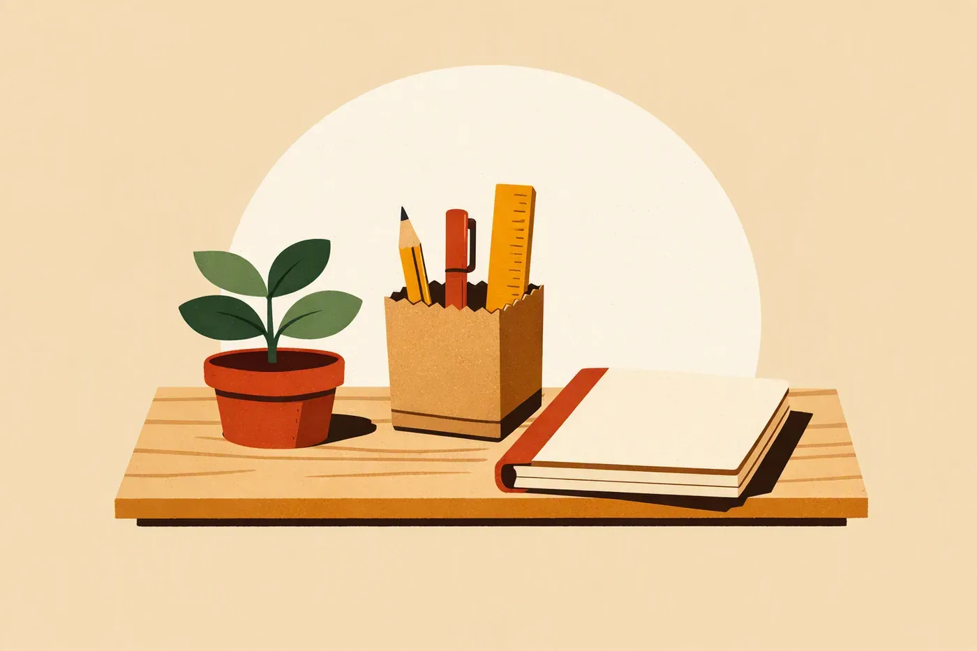 Petite plante, pot à crayons recyclé et cahier scolaire fermé sur table.