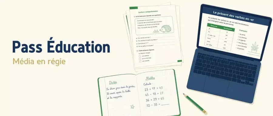 Ordinateur portable et feuilles d’exercices posés sur fond clair, avec un stylo vert