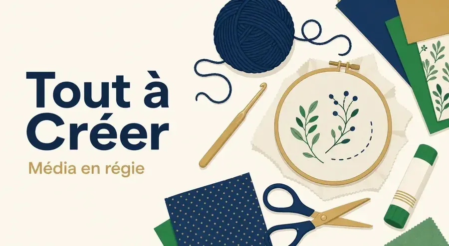 Pelote, crochet, tambour à broder, ciseaux et papiers colorés sur fond clair