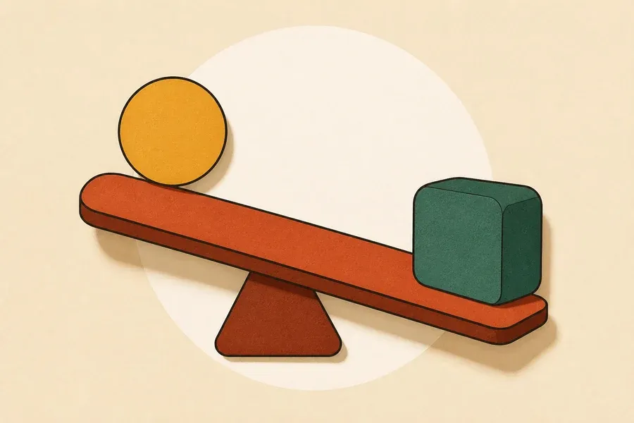 Un tremplin terre cuite propulse une boule ocre vers un cube sauge.