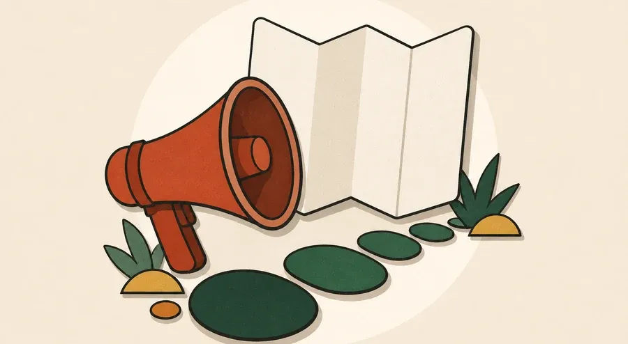 Mégaphone terre cuite, carte crème et pierres vert forêt alignées.
