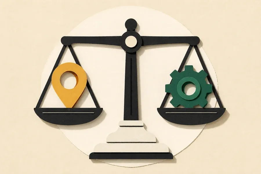 Une balance crème compare une épingle ocre et un engrenage vert forêt.