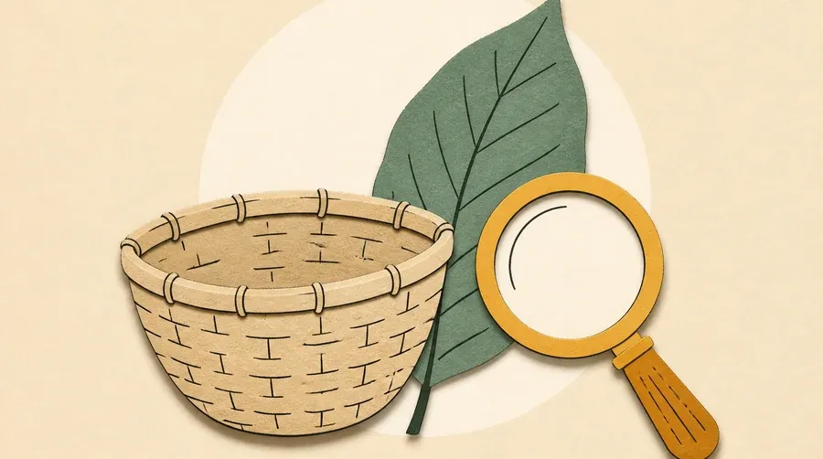 Un panier sable, une feuille sauge et une loupe ocre se touchent.