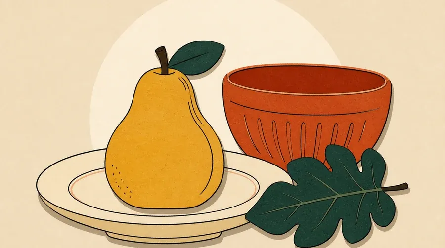 Une assiette crème, une poire ocre, une feuille vert forêt et un bol terre cuite.
