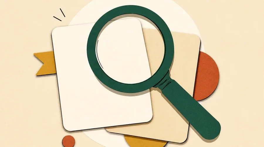 Une loupe encre sombre examine deux cartes vierges crème et sable.
