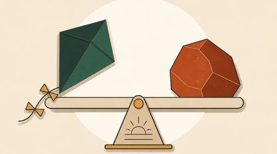 Une balance sable porte un cerf-volant vert forêt et une pierre terre cuite.