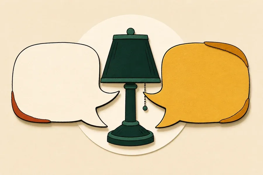 Bulles crème et ocre reliées autour d’une lampe vert forêt.