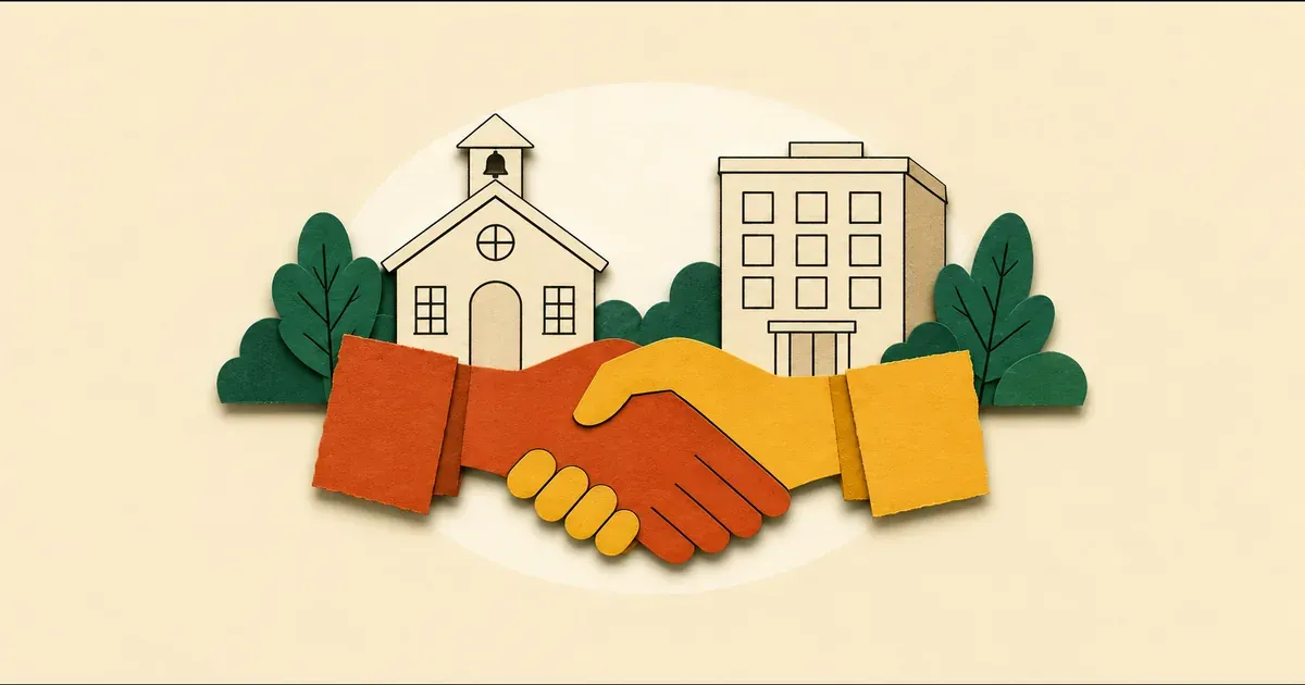 Poignée de main ocre et terre cuite devant école, immeuble et arbres verts