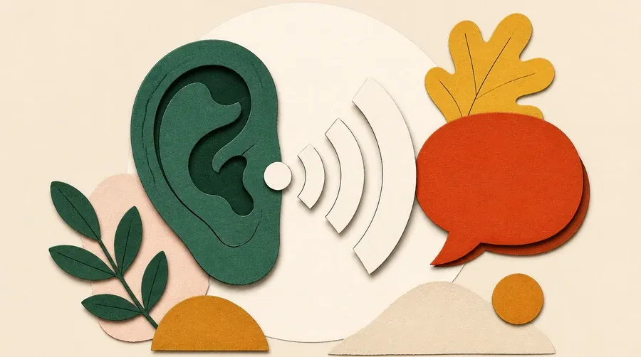Une oreille vert sauge reçoit une onde crème près d’une bulle terre cuite.