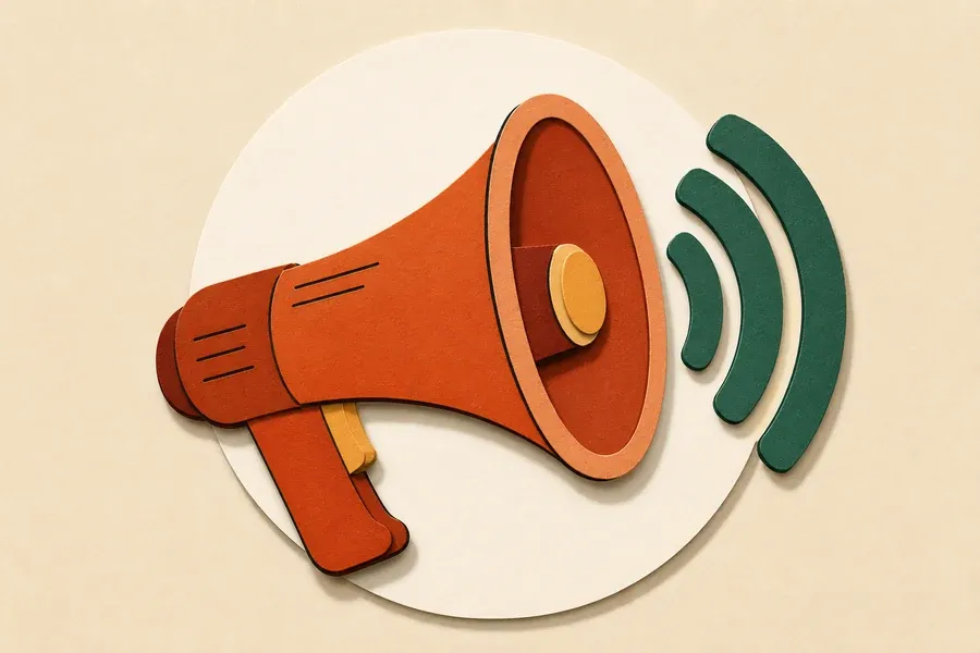 Un mégaphone terre cuite avec trois arcs vert forêt sur fond crème.