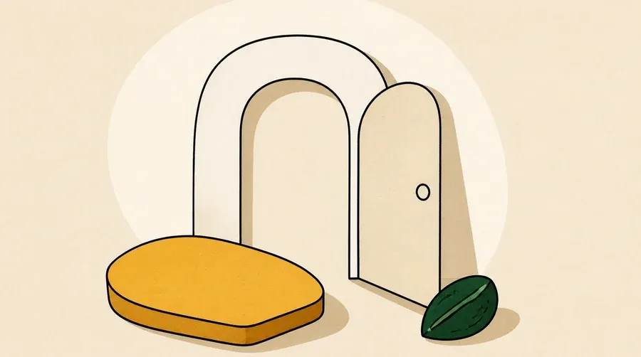 Porte crème ouverte, marche ocre et graine vert forêt au centre.