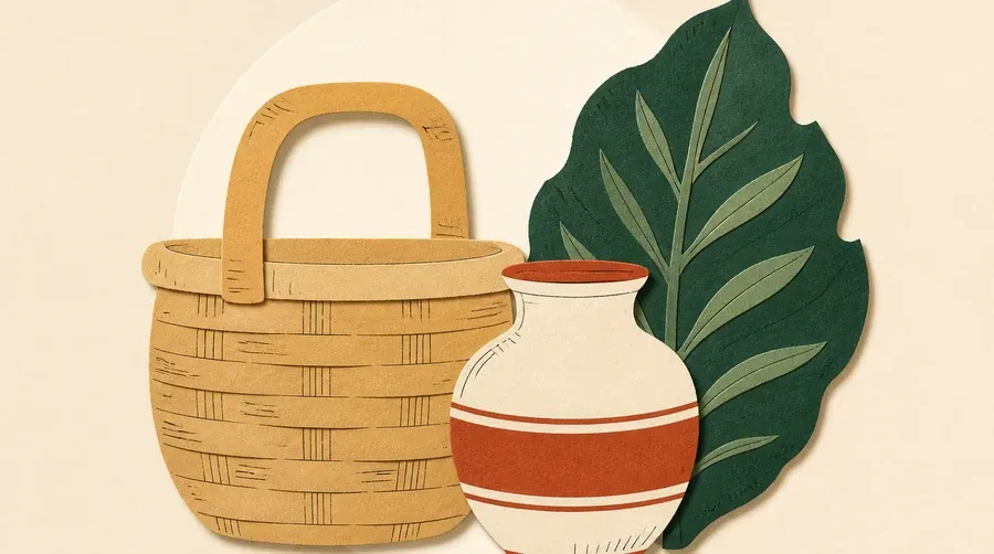Un panier sable, un bocal crème et une feuille vert forêt.
