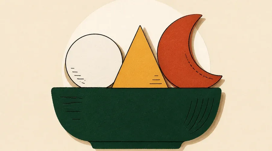 Un bol vert forêt rassemble un cercle crème, un triangle ocre et un croissant terre cuite.