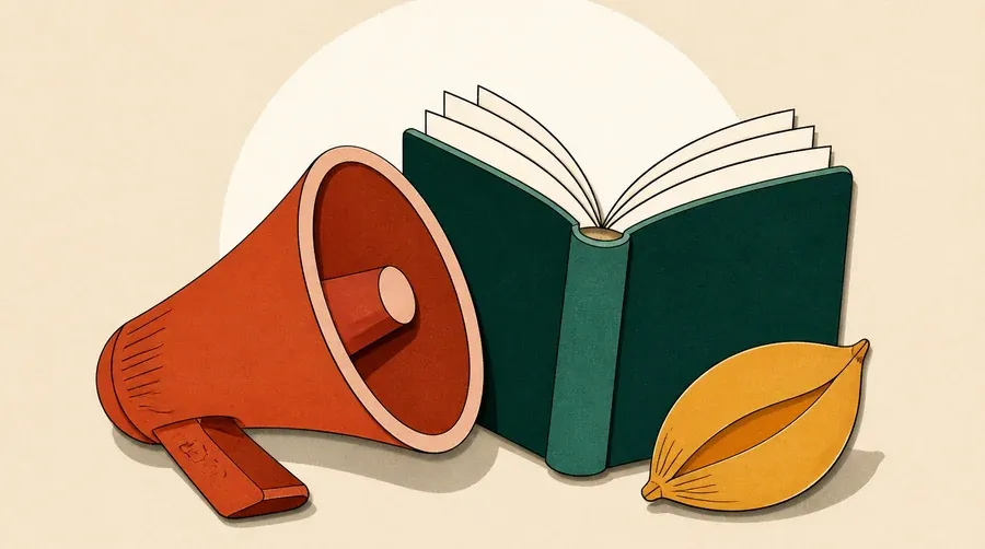 Un mégaphone terre cuite, un livre vert forêt et une graine ocre.