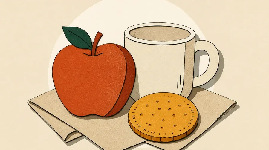 Pomme terre cuite, tasse crème et biscuit ocre posés sur serviette sable.