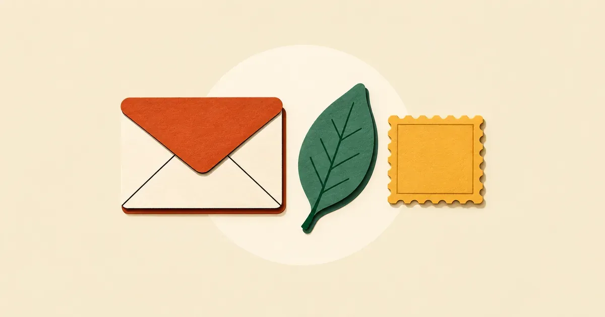 Une enveloppe crème fermée accompagne une feuille sauge et un carré ocre.