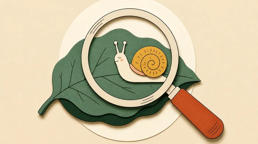 Une loupe encre sombre observe une feuille sauge et un escargot crème.