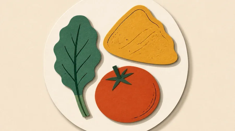 Assiette crème avec feuille vert sauge, portion ocre et fruit terre cuite.