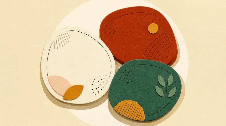 Trois galets crème, terre cuite et vert sauge aux formes simples.