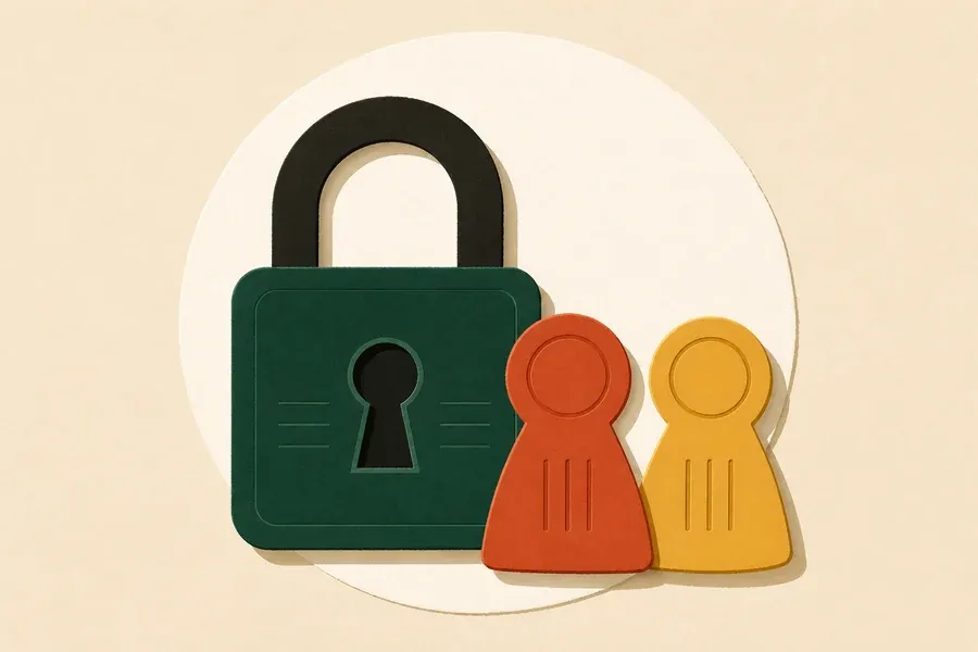Cadenas vert forêt accompagné de deux jetons terre cuite et ocre.