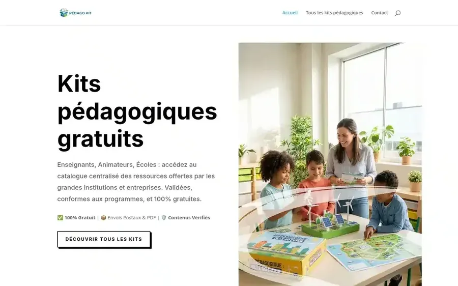 Page d’accueil Pédago Kit avec grand titre noir et scène de classe lumineuse