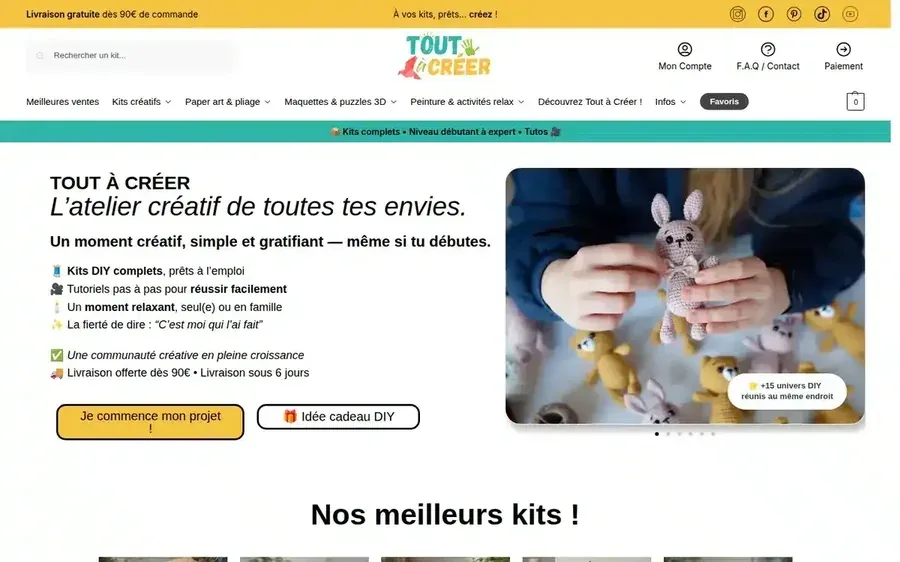 Page d’accueil Tout à Créer avec slogan, boutons jaunes et photo de doudou crocheté