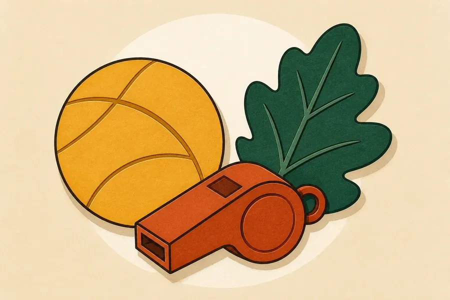 Un ballon ocre repose contre une feuille vert forêt et un sifflet terre cuite.