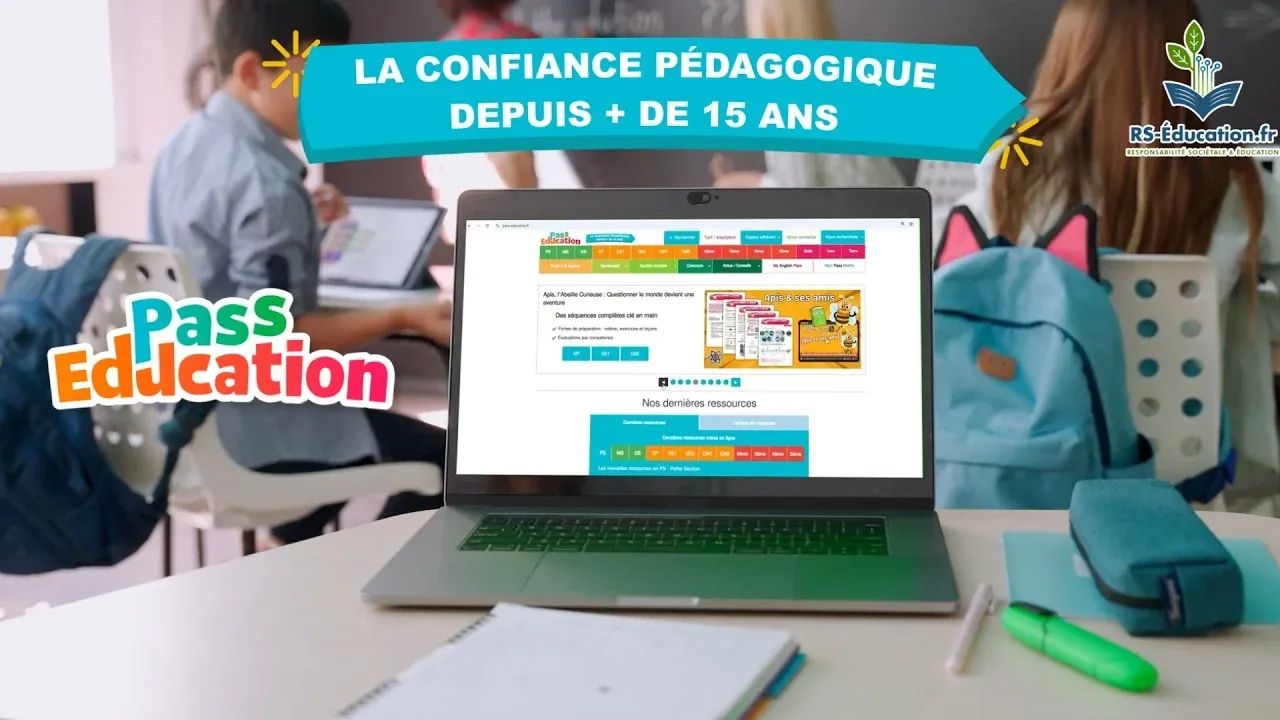 Ordinateur portable ouvert sur Pass &Eacute;ducation dans une salle de classe, bandeau La confiance p&eacute;dagogique depuis plus de 15 ans